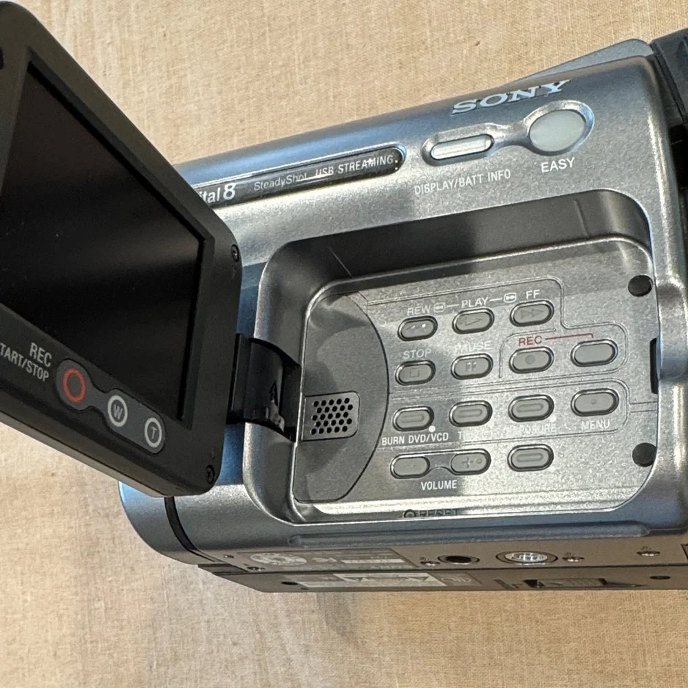 NWT Sony Handycam with Blue and Yellow Box Artwork digital 8 - Picture 8 of 11